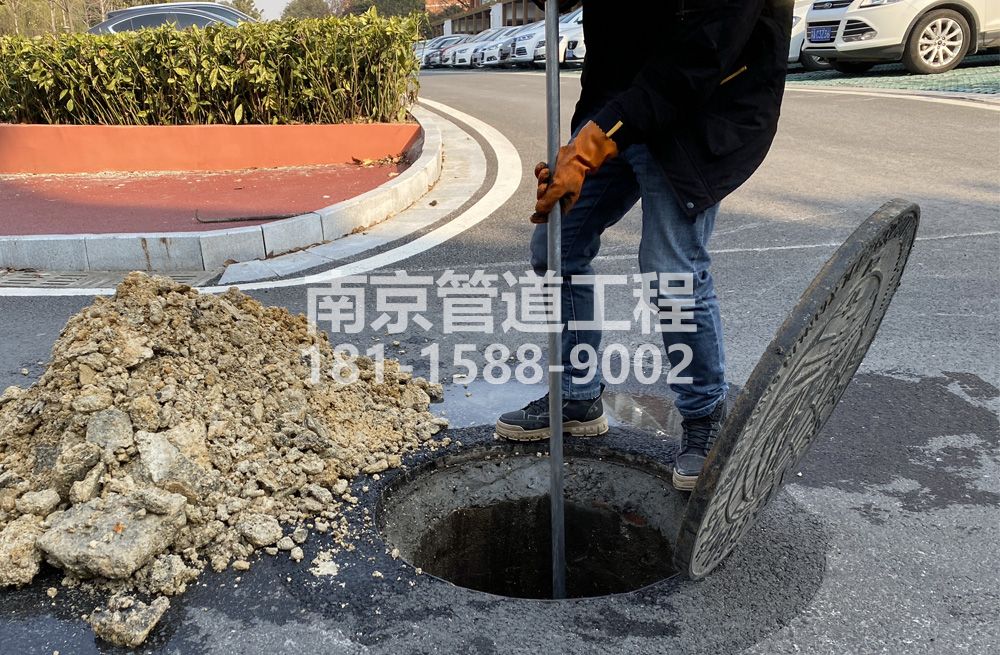 306玄武湖管道油块清理